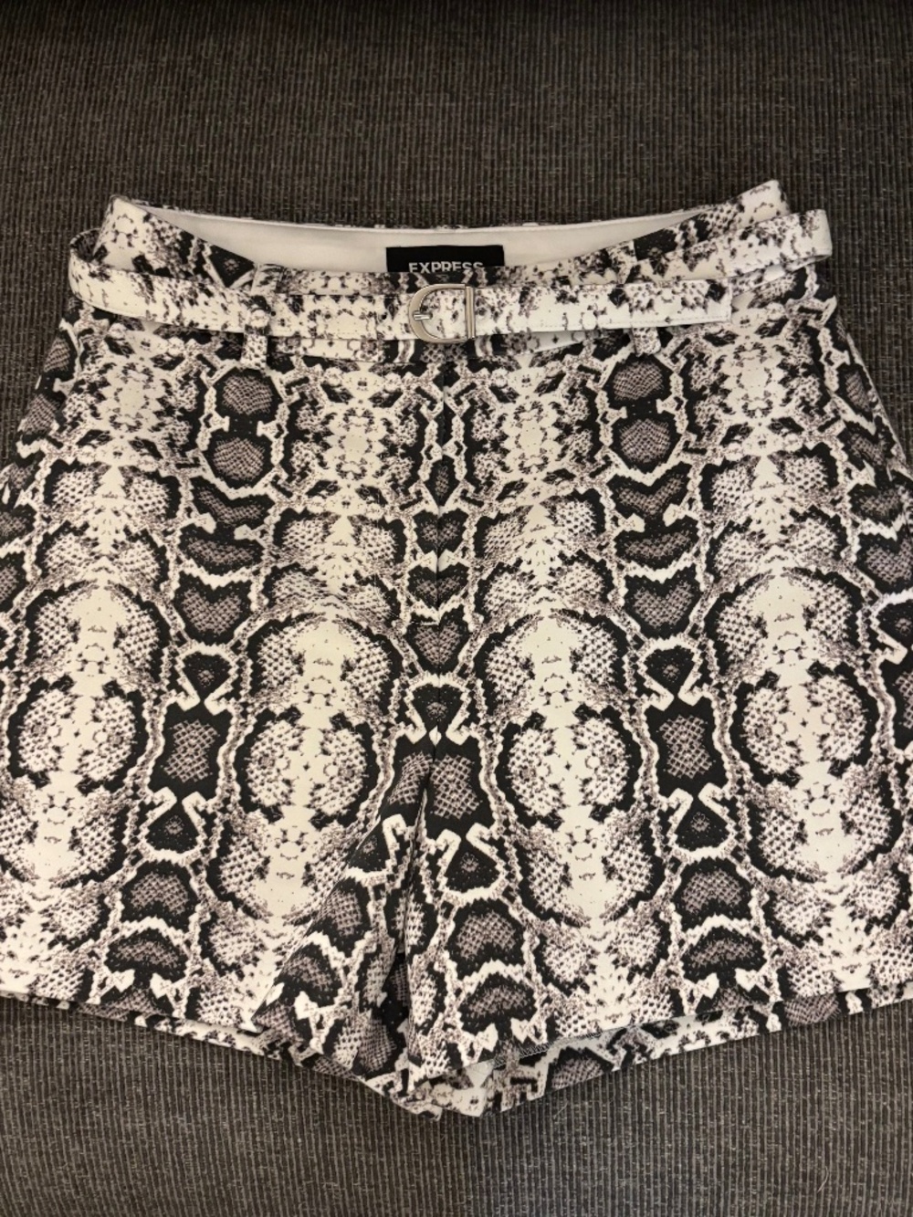Express High Rise Fit Shorts Women Size 0 Black White Snake Print Belt Pockets